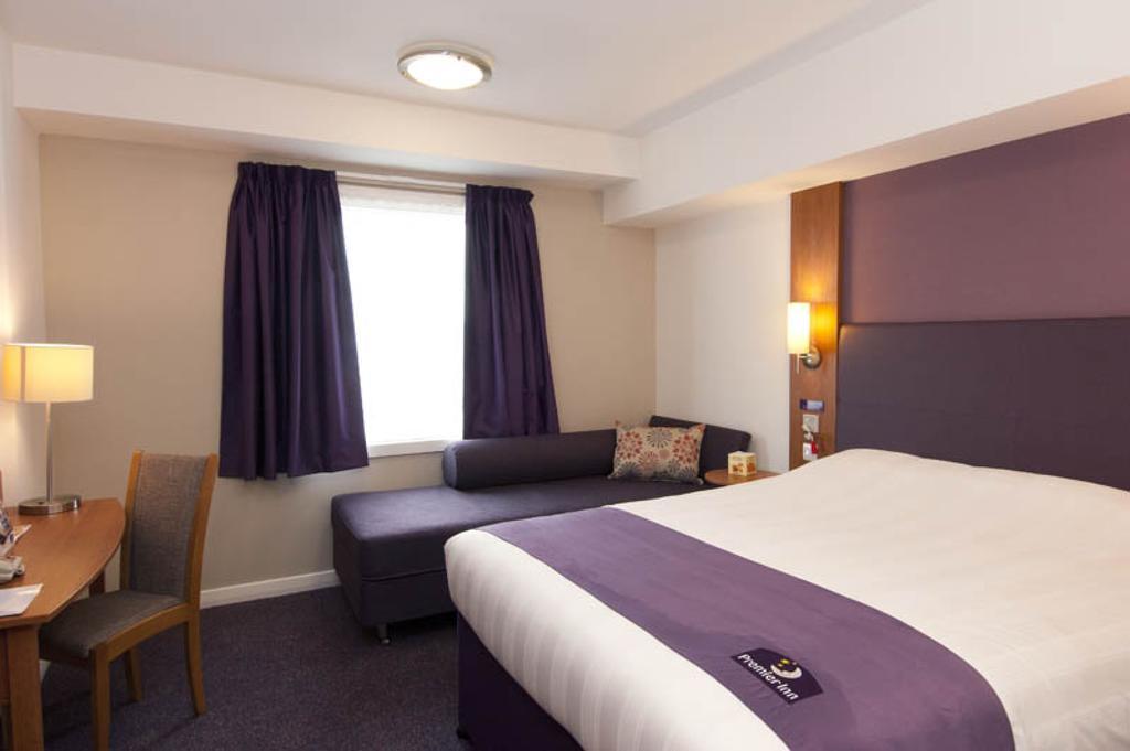 Premier Inn Glasgow Airport Paisley Room photo