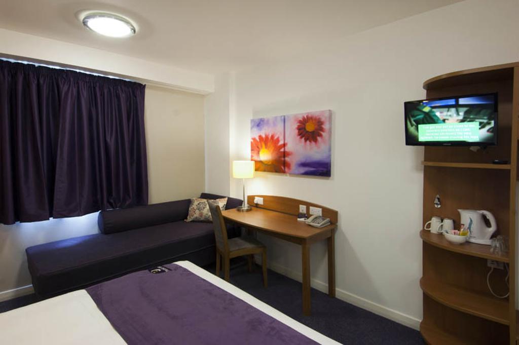 Premier Inn Glasgow Airport Paisley Room photo