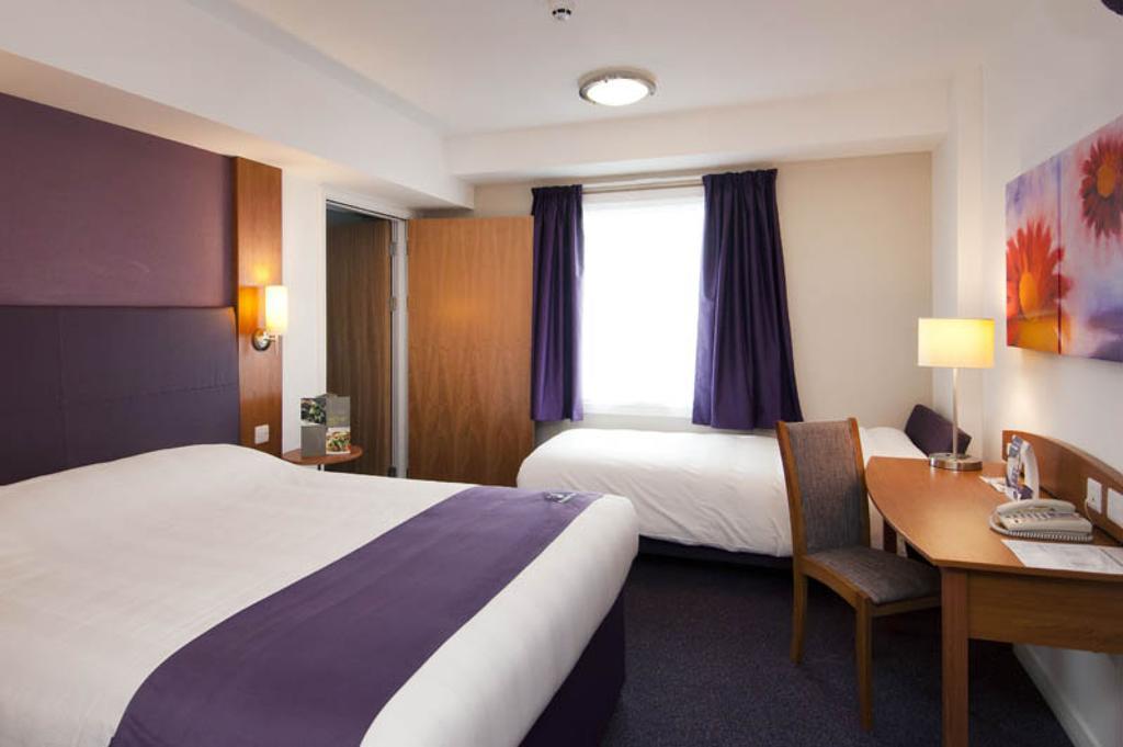 Premier Inn Glasgow Airport Paisley Room photo