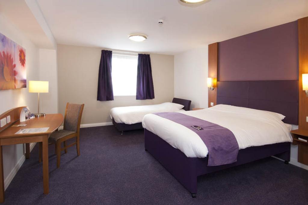 Premier Inn Glasgow Airport Paisley Room photo