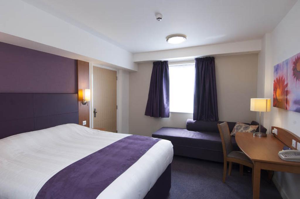 Premier Inn Glasgow Airport Paisley Room photo